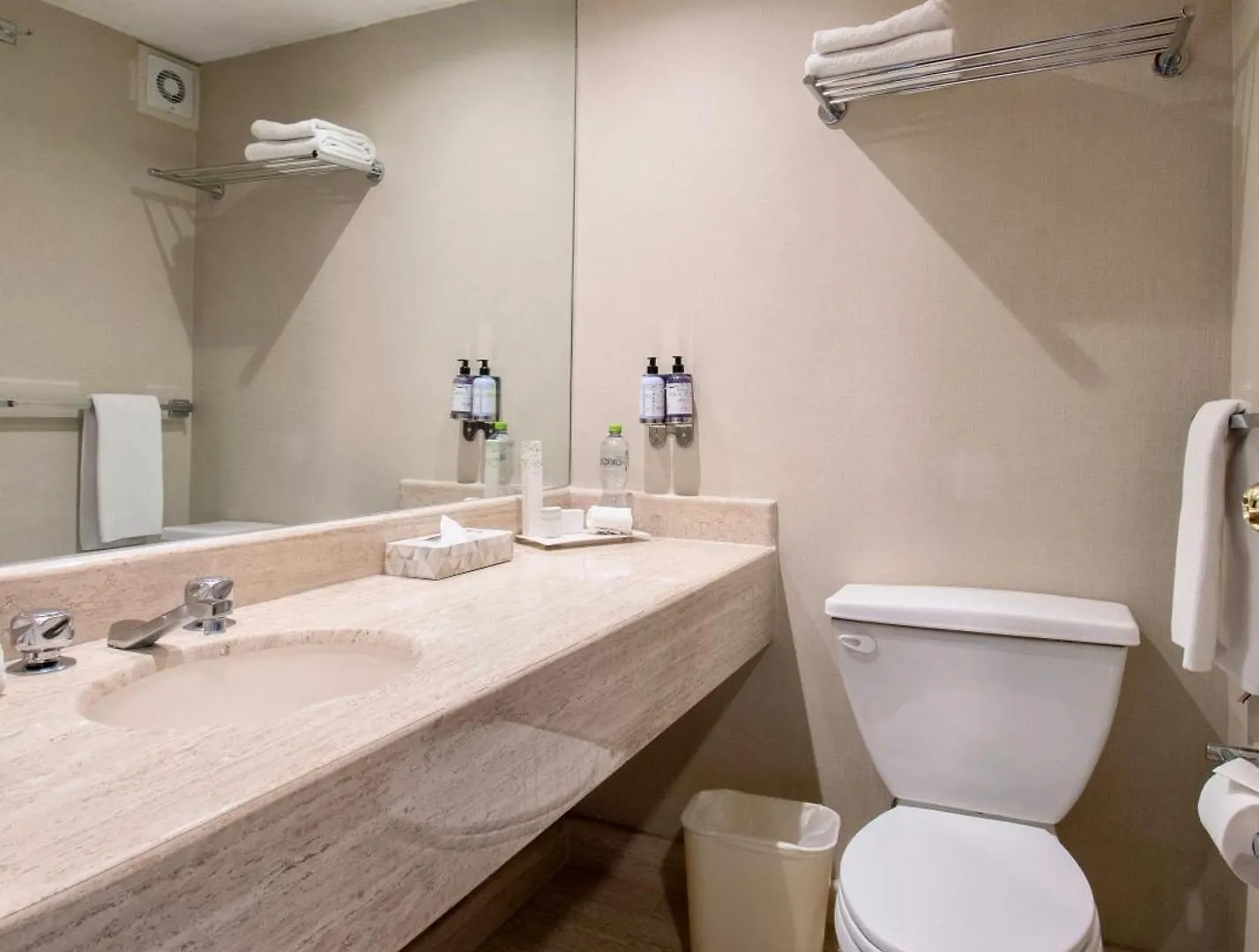 Hotel Plaza Genova Centro غوادالاجارا المكسيك