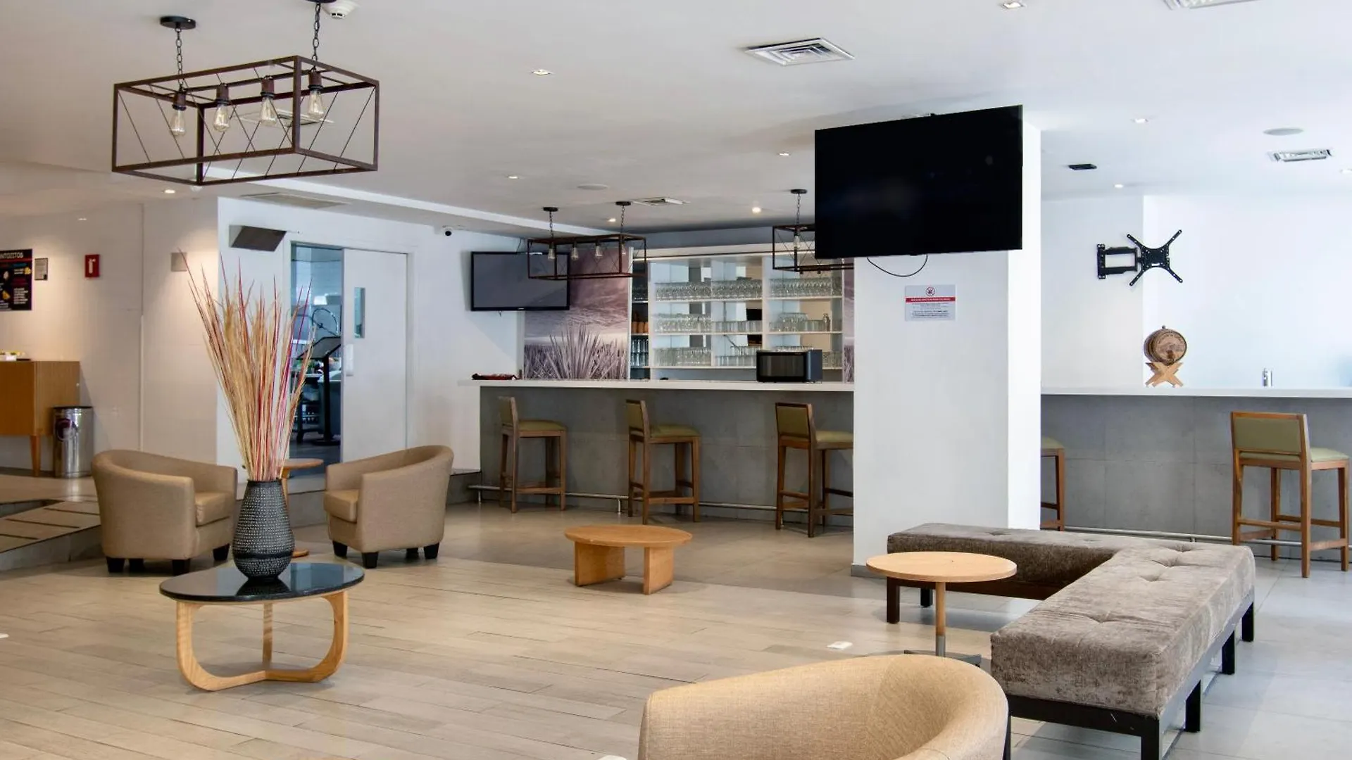 Hotel Plaza Genova Centro غوادالاجارا 4*,  المكسيك