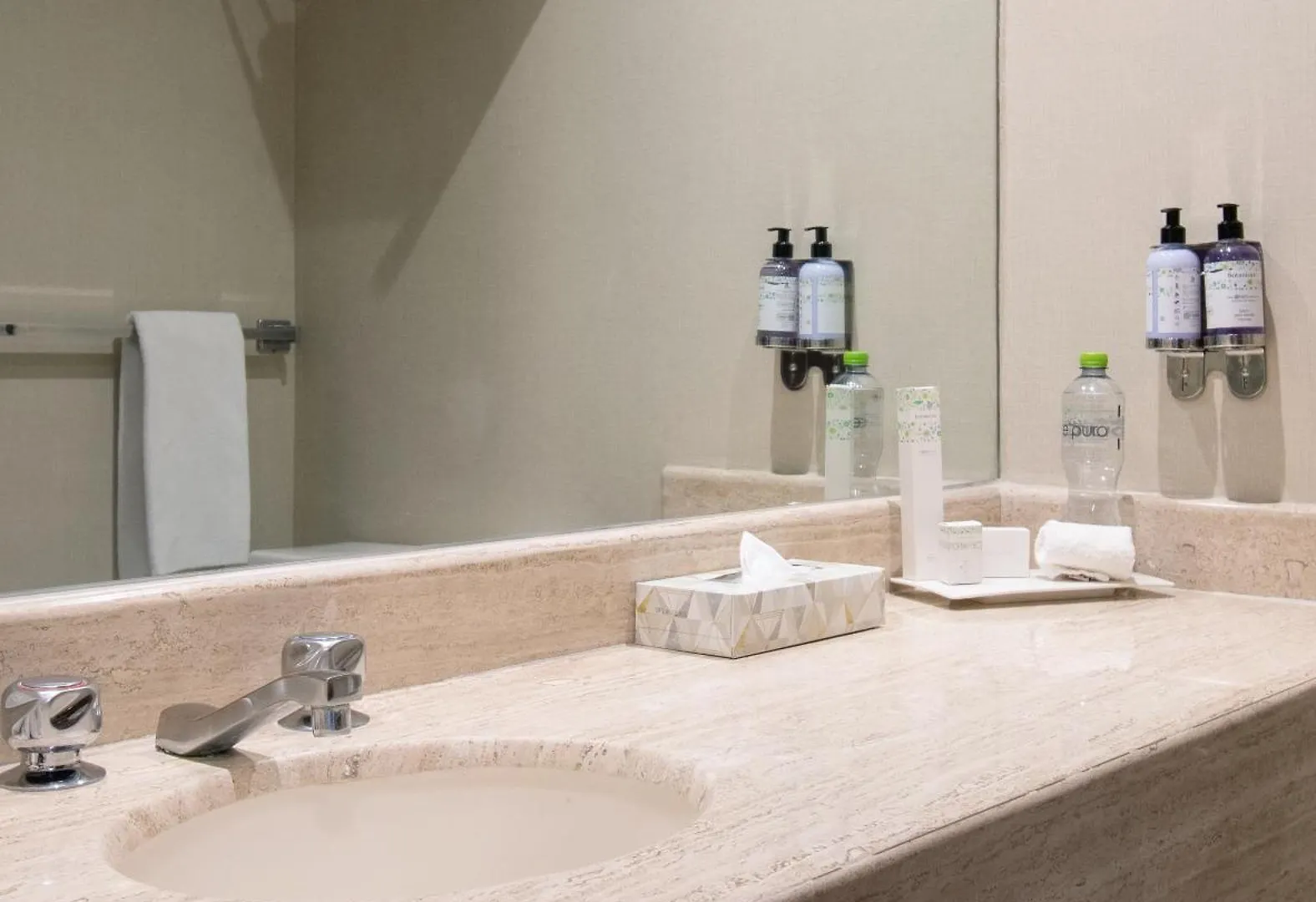 Hotel Plaza Genova Centro غوادالاجارا 4*,