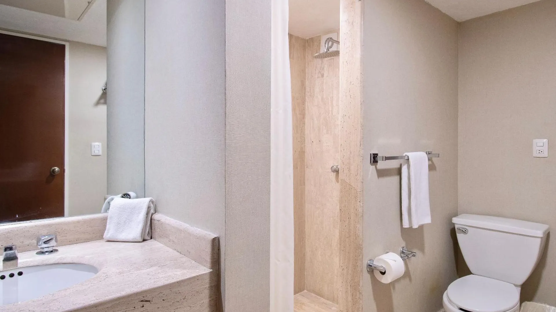 Hotel Plaza Genova Centro غوادالاجارا
