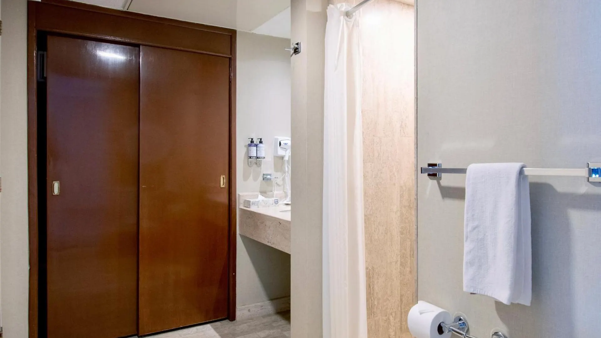 Hotel Plaza Genova Centro غوادالاجارا 4*,